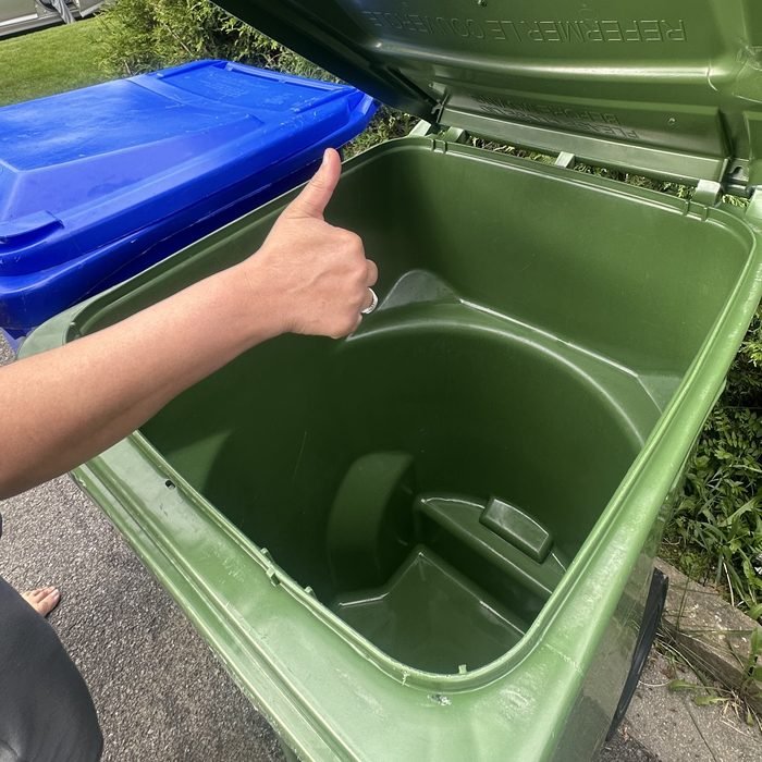 Client satisfait après le lavage de son bac